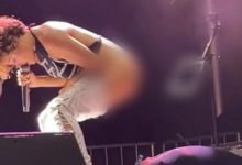 Photo of Pjevačica na koncertu skinula gaćice i dala publici najintimniji dio sebe: ‘Je li mokrenje po ljudima VIP iskustvo?’